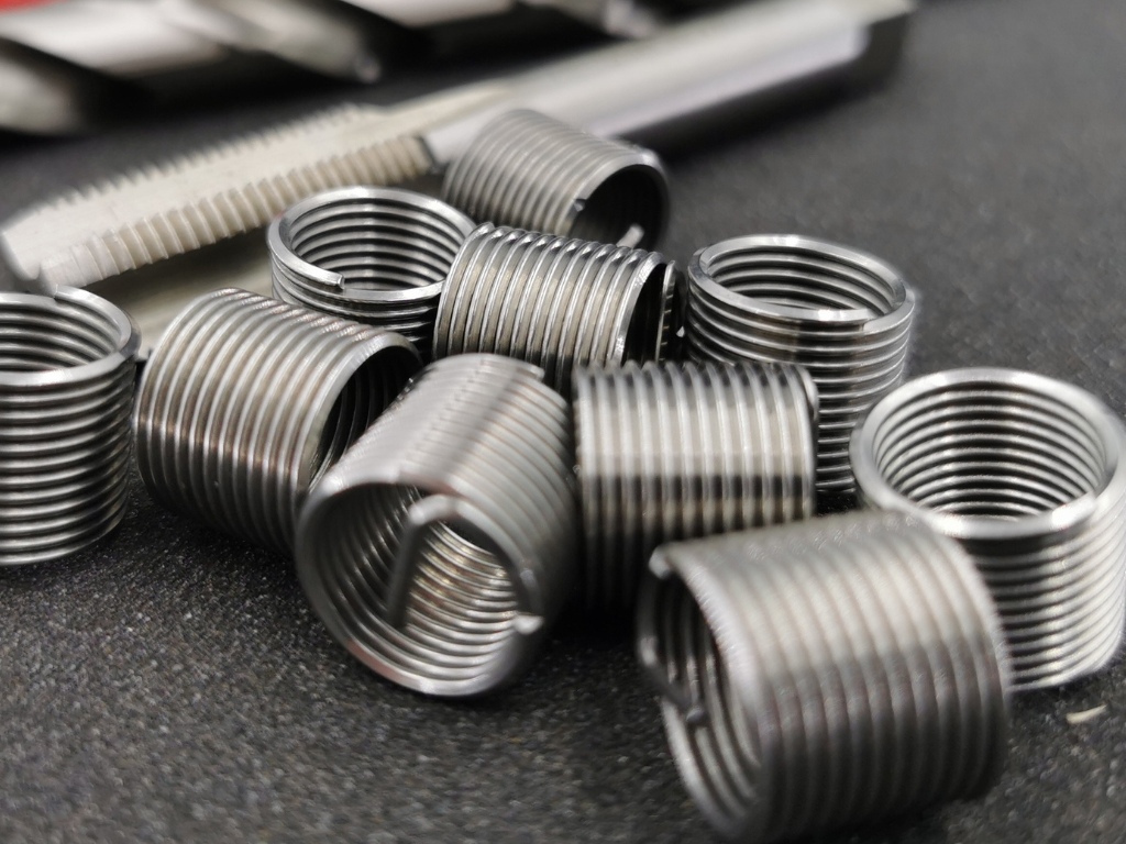 Zerwany gwint? Nie panikuj! Przewodnik po profesjonalnej naprawie i wyborze narzędzi